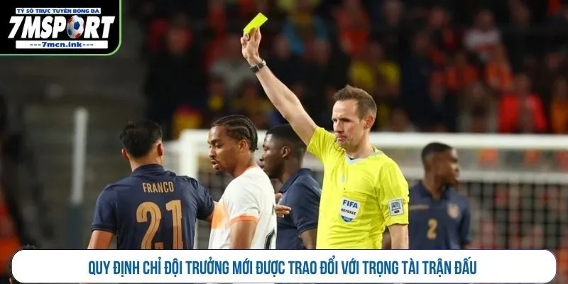 Quy định chỉ đội trưởng mới được trao đổi với trọng tài trận đấu 